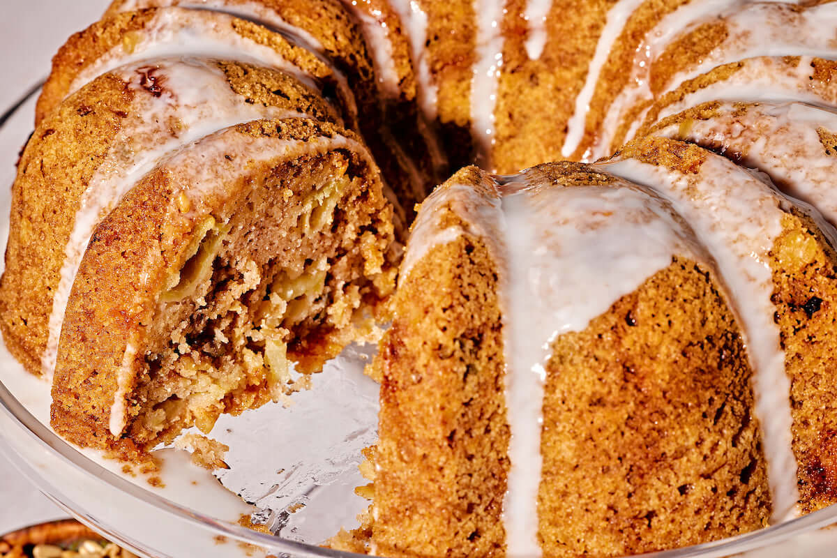 Fall recipe: Bundt cake with apples, muesli.